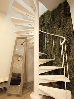 ラピス(LAPIS)/2階へご案内いたします。