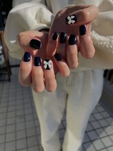 Mネイルアンドカフェ シェレステ/深めネイビーにリボン人気です！