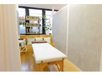 整体えびす丸 大阪本町店の写真/歴16年の整体師◎カーテンを閉めれば完全個室◎自分だけの空間でゆったりした時間を。