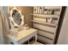 エクラフルール(Eclat Fleur)の雰囲気（メイクスペース、コテ・ヘアアイロン完備で施術後の外出も◎♪）