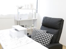 リクライニングソファでくつろぎながら施術