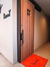 ビーエム アンド ワイ(BM and Y)/この扉が目印♪