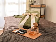 ハーブオイルとホットストーンで足先までポカポカに♪