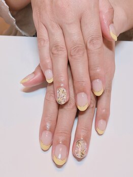 ネイルアンドまつげエクステ専門サロン スリー(THREE)/黄色フレンチ+お花