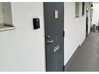 エルナ(Eluna)/外階段を上がり手前201号室