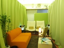 こりとり庵 難波店/待合スペースはこちらです♪