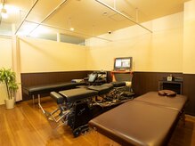 薮下整骨院 本厚木院/院内の全体風景