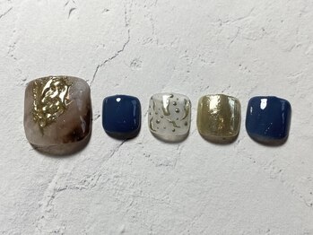 フレイムス アイラッシュ アンド ネイル(FRAMES)/ネイビー×ゴールドフットネイル