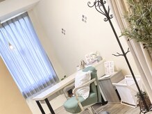 ヘアアンドネイル ベリーズ(Hair&Nail BERRIES)の雰囲気（大人女性向けの落ち着いた店内。映画など見ながら寛ぎの時間を♪）