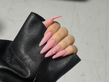 エピック(epic)の写真/【自爪のような自然な長さ出し】コンプレックスも解消☆すらりと伸びた美しいフォルムで指先を華やかに♪