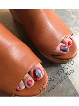 ルアナトウキョウ エリアコード 808(LUANA TOKYO area code 808)/赤が映えるフットニュアンス