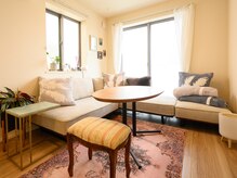 明るい雰囲気の店内でおくつろぎください。