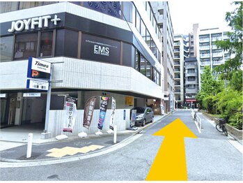 ブランフルレット 麻布十番/網代公園が右手