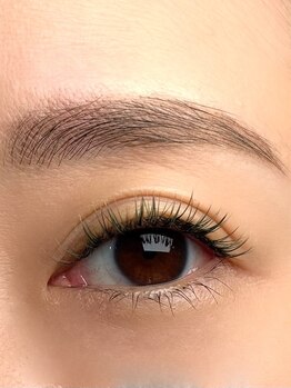 アリーマーケット リル(ALLEY MARKET .lil)の写真/｢上品ナチュラルで健康的な美まつ毛！」繊細なカールと上品なボリュームを長く楽しめ、大人女性の味方に！