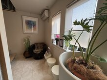 コガオデホロニック(kogao de holonic)の雰囲気（明るい店内は美容情報がいっぱい♪）