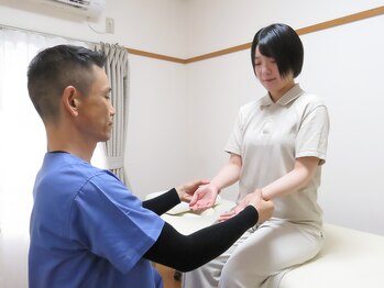 整体の六角/施術前に脈もチェック