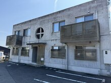 Lambell Beauty Studio./