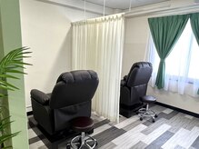 まつげパーマ専門店 eyenico心斎橋店【まつ毛パーマ・パリジェンヌ】の雰囲気（ふかふかソファで至福の時間を◎【まつげパーマ・パリジェンヌ】）