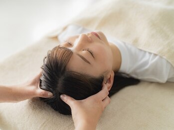 リラクゼーションサロン ティヨール 松坂屋高槻店(RELAXATIONSALON TILLEUL)の写真/【寝落ちする方多数☆】目,首肩の疲れにアプローチ!頭皮をほぐされ夢心地♪