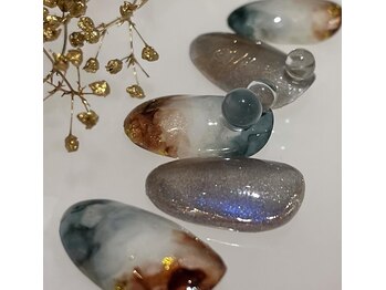 チリン(chillin)の写真/オフィスでもOKな控え目ニュアンスデザインで大人可愛い指先へ。日々に溶け込む美しさ！