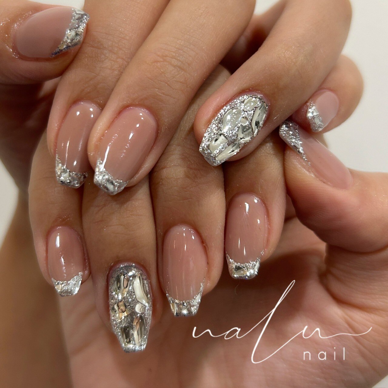 2025年秋トレンド】ストーン フレンチのネイルデザイン集｜人気