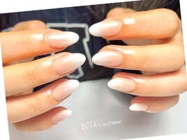 乳白色ネイル/カラグラネイル