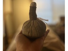 マライカ(Malayka)の雰囲気（ハーブを包んで温めたハーブボールを体に当ててほぐします）