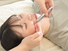 オリジナルスティックを使った独自のフェイシャル技術は圧巻！！