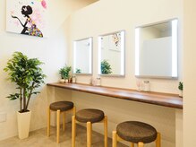 ◆パウダーブースもご用意しております◆ゆったり3席ありますので、お出かけ前にもピッタリ♪