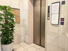 フィズ 新宿店(FIS)/☆店舗ビル入口☆［新宿三丁目］