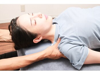 合の手の写真/≪22時まで営業≫慢性的に繰り返す首・肩こりを筋膜リリース×ストレッチで徹底解消!【初回60分¥3,980】