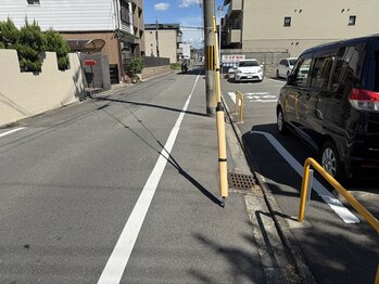 パボーネ(Pavone)/駐車場敷地を右側へ進みます！