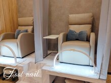 サロン ノアノア(salon noa noa)の雰囲気（フットネイルコーナーもふかふかソファでおくつろぎください）