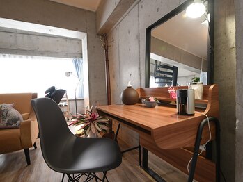 まつげアンド目元美容専門店 ミラクル(Miracle)/ゆったりとしたメイクブース