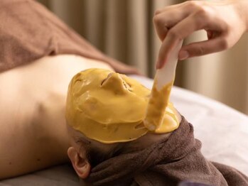 コキュウギンザ スキンケア アンド ヘルスケア(KOKYU GINZA)の写真/【肌を育てる肌育美容法フェイシャルエステ】黄色いインパクトのあるモデリングマスクでお肌の沈静も◎