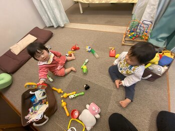 子育てママの整体サロン/施術中のお子様の様子