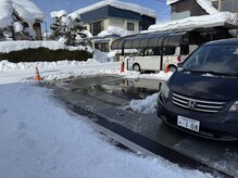 リラクゼーションサロン 甲/駐車場の様子2（冬）