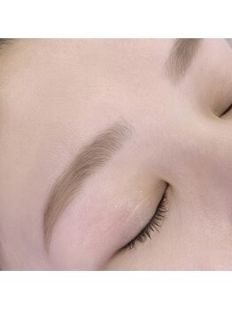 ブリック(BLICK)の写真/メイクやパーマがなくても自眉を活かした綺麗な毛流れ再現が得意！左右の調整などお任せ♪眉毛特化サロン★