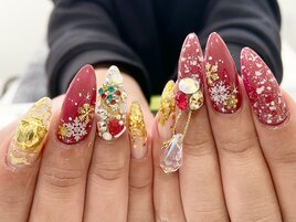 ポイントは小指の金豚！