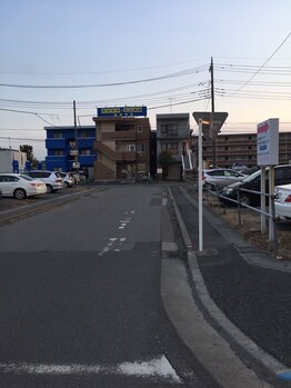 ズミレガーロ(Zumiregalo)/正面一番右の細長いビルです。