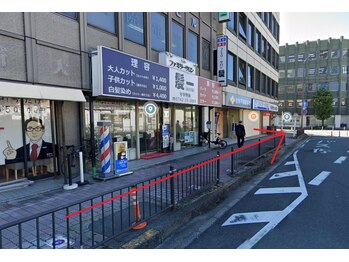 リラ 奈良新大宮店(Lila)/【2】信号を渡って右に進みます