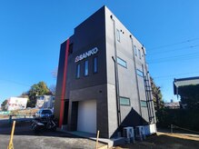 メゾン ルマ(Maison Luma)の雰囲気(黒に赤のライン、SANKOの文字が目印です。301を押してください!)