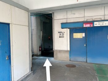 ラピスガーデン 東神奈川(LAPIS GARDEN)/機械式駐車場入口の左脇へ