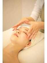 コハク クゲヌマ(COHAQ KUGENUMA)/頭、ひたい、目周りをほぐし