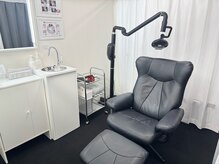 ホワイトニングバー 心斎橋オーパ店の雰囲気（リクライニングチェアで照射中も快適◎リラックスで白い歯を！）
