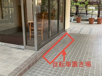 ポーベルポー(Peau Belle poe)/建物入口横、自転車置き場