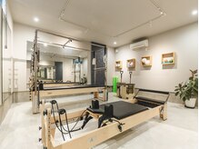 ルナエ(Lunae')/コの字型に鏡がある明るい店内