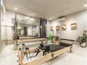ルナエ(Lunae')/コの字型に鏡がある明るい店内