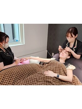 ネイル・アイメニューの同時施術が可能