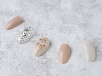 レヴィア(REVIA)/ホログラム、春ネイル、ベージュ